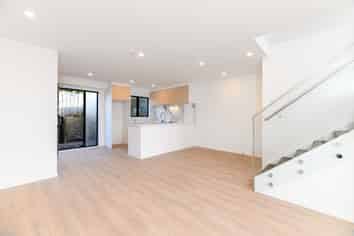 5/60 Triangle Road, Massey