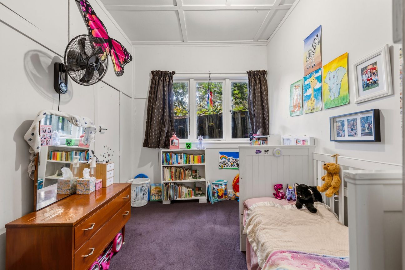 HBHS & HGHS Zoning - Opportunity on Queens Avenue! - Više