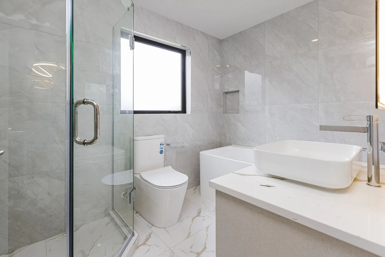 Modern Family Living in Mangere East - Meer