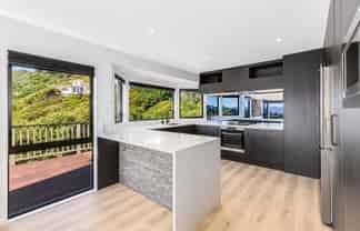 8 Glengavel Grove, Papakowhai