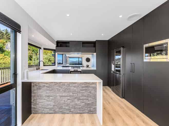 8 Glengavel Grove, Papakowhai