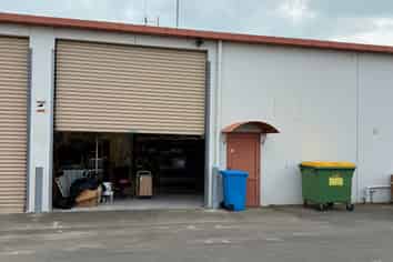 Prime Positioned Office/Warehouse Near Expressway