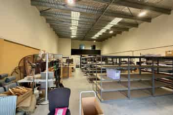 Prime Positioned Office/Warehouse Near Expressway