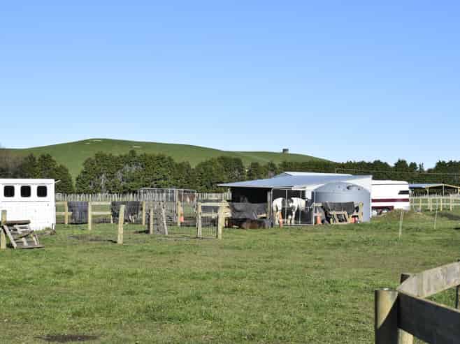 19 Black Road, Ashley Clinton