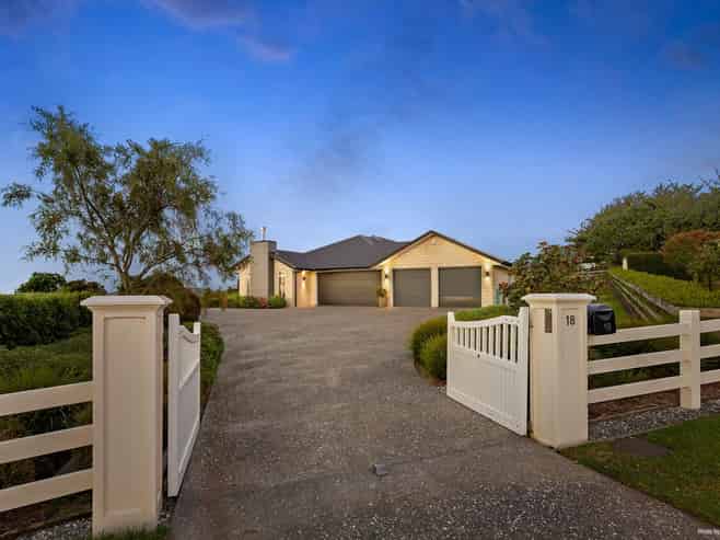 18 Lawrence Carter Drive, Bombay