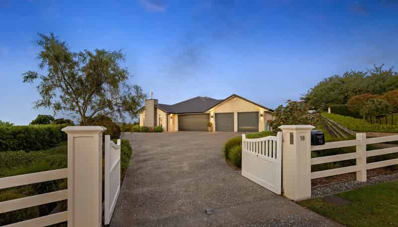 18 Lawrence Carter Drive, Bombay