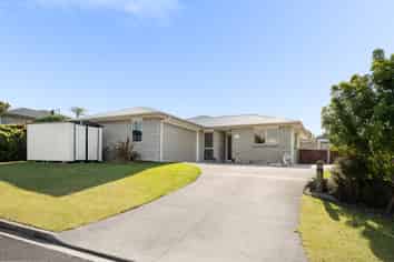 35 Fairfax Crescent, Pyes Pa