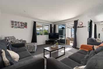 35 Fairfax Crescent, Pyes Pa