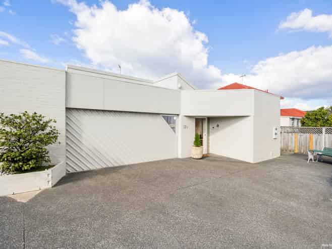 2/10 Dunn Place, Farm Cove