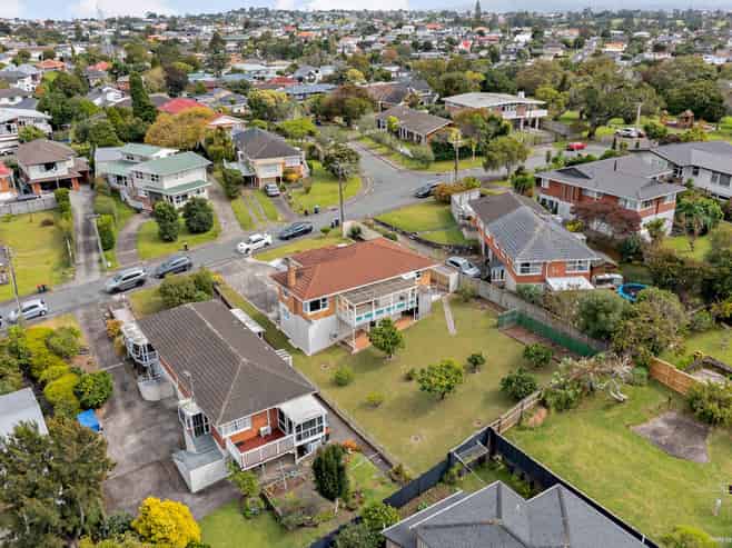 13 Currie Avenue, Hillsborough