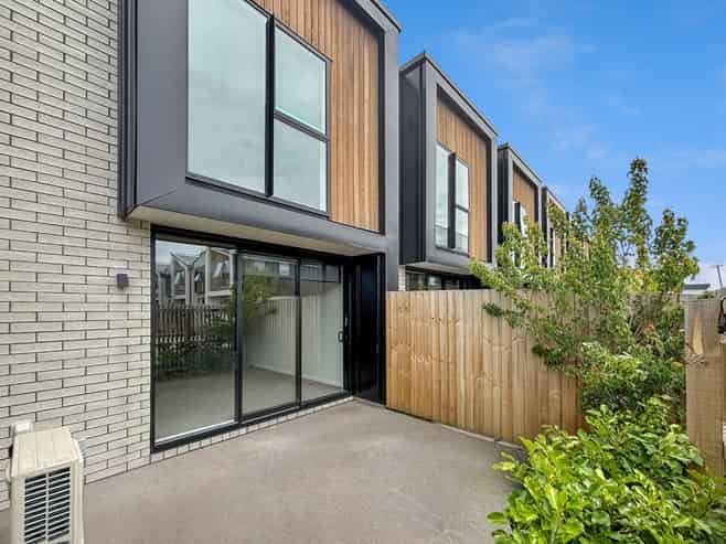 2/325 Lincoln Road, Addington