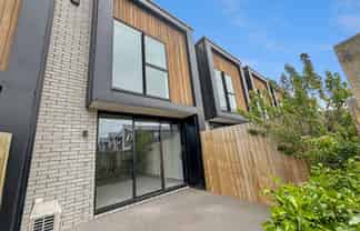 2/325 Lincoln Road, Addington