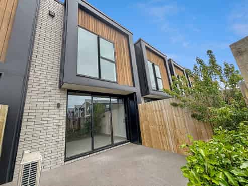 2/325 Lincoln Road, Addington