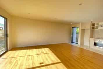 6/ Netherlands Avenue, Kelston