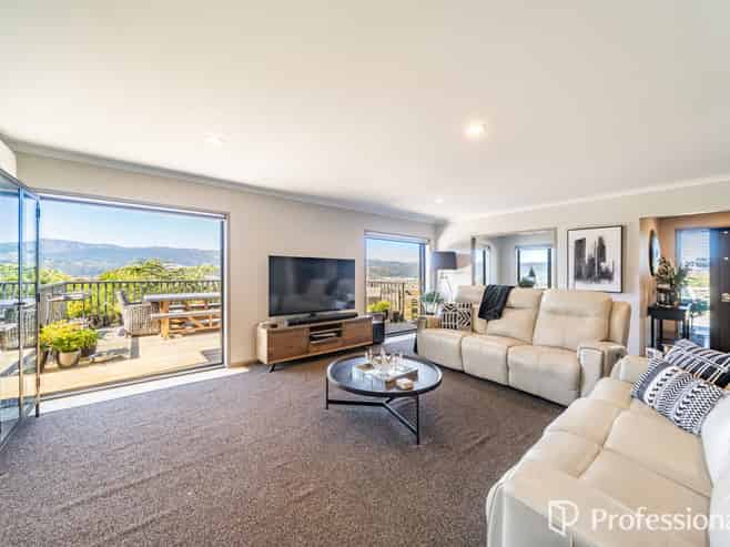 35 Percy Kinsman Crescent, Riverstone Terraces