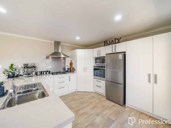 35 Percy Kinsman Crescent, Riverstone Terraces