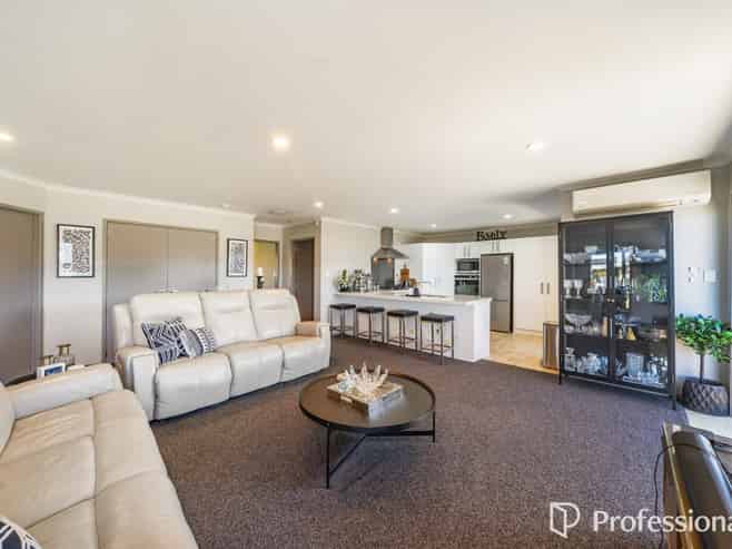 35 Percy Kinsman Crescent, Riverstone Terraces
