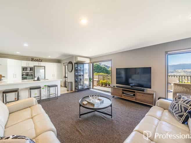 35 Percy Kinsman Crescent, Riverstone Terraces