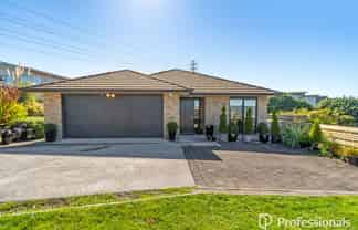 35 Percy Kinsman Crescent, Riverstone Terraces