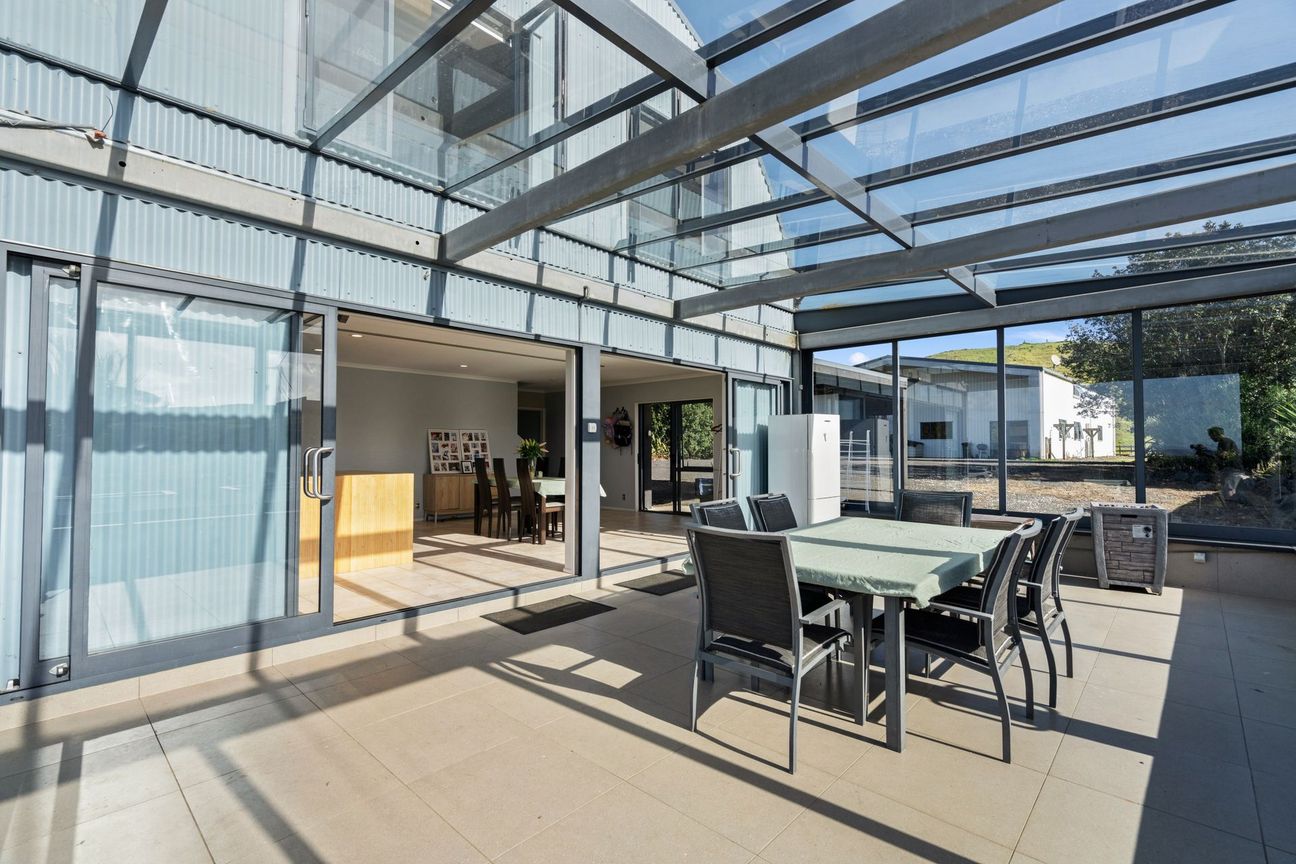 10 Acres, Multiple living options - Fler