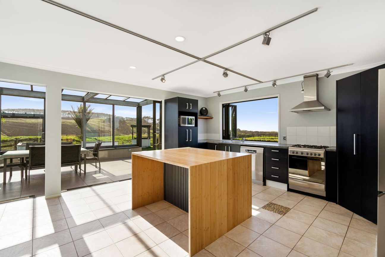 10 Acres, Multiple living options - Bild 3