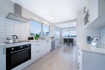 102 Tirimoana Rd, Te Atatu South