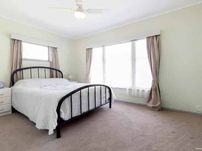 16 Sutton Crescent, Papakura