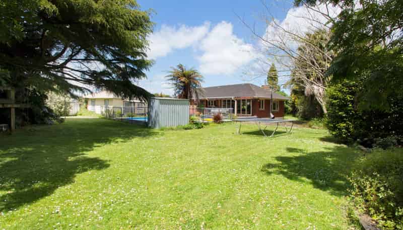 16 Sutton Crescent, Papakura