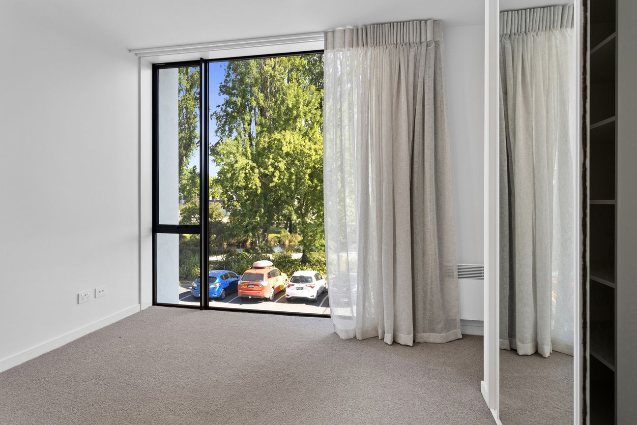 Stunnning 2-Bedroom Apartment with Band Rotunda Views and Off-Street Parking for Two Cars - Więcej