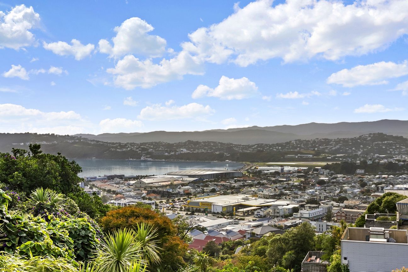 Elevated Views, Easy City Living - Vista 3