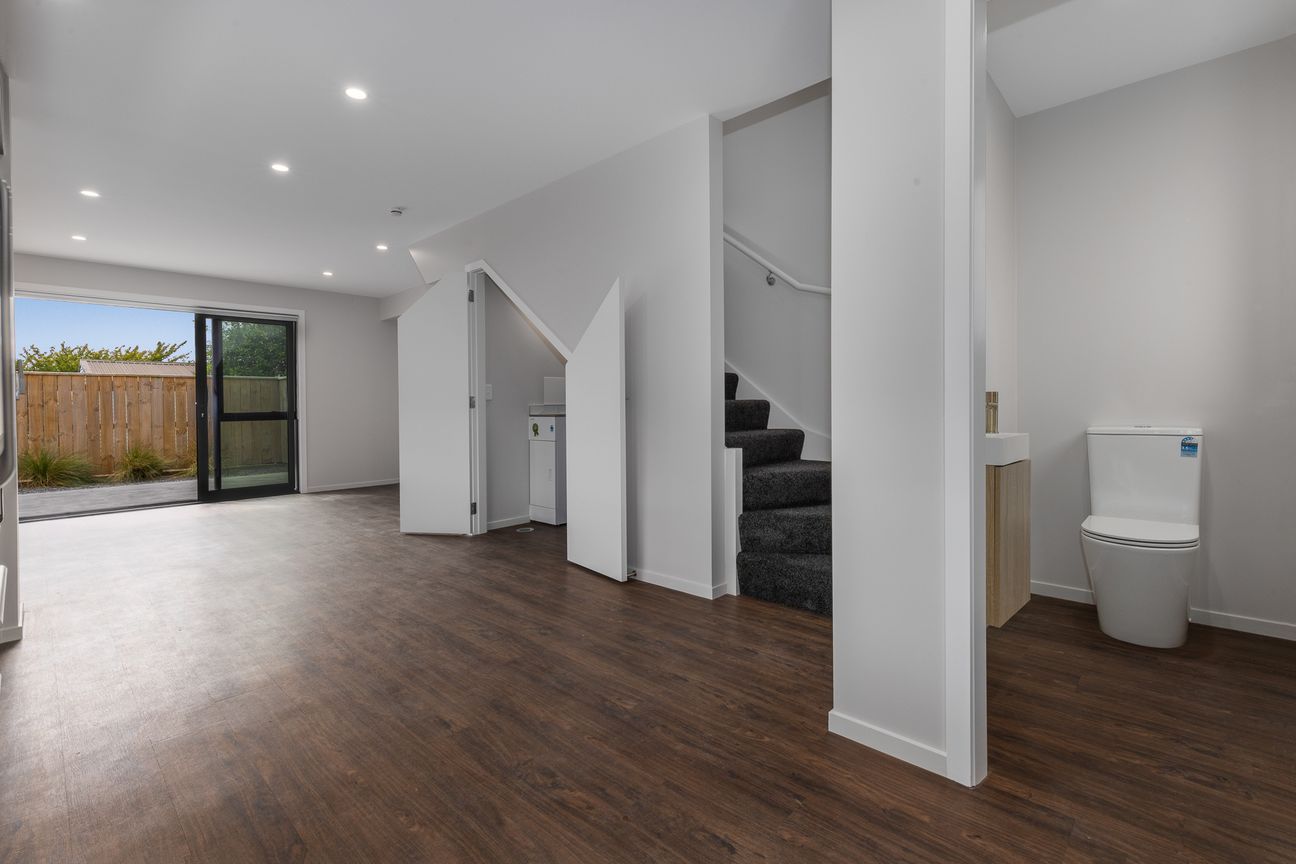 Near-New, Stylish & Ready to Go! - Vista 5