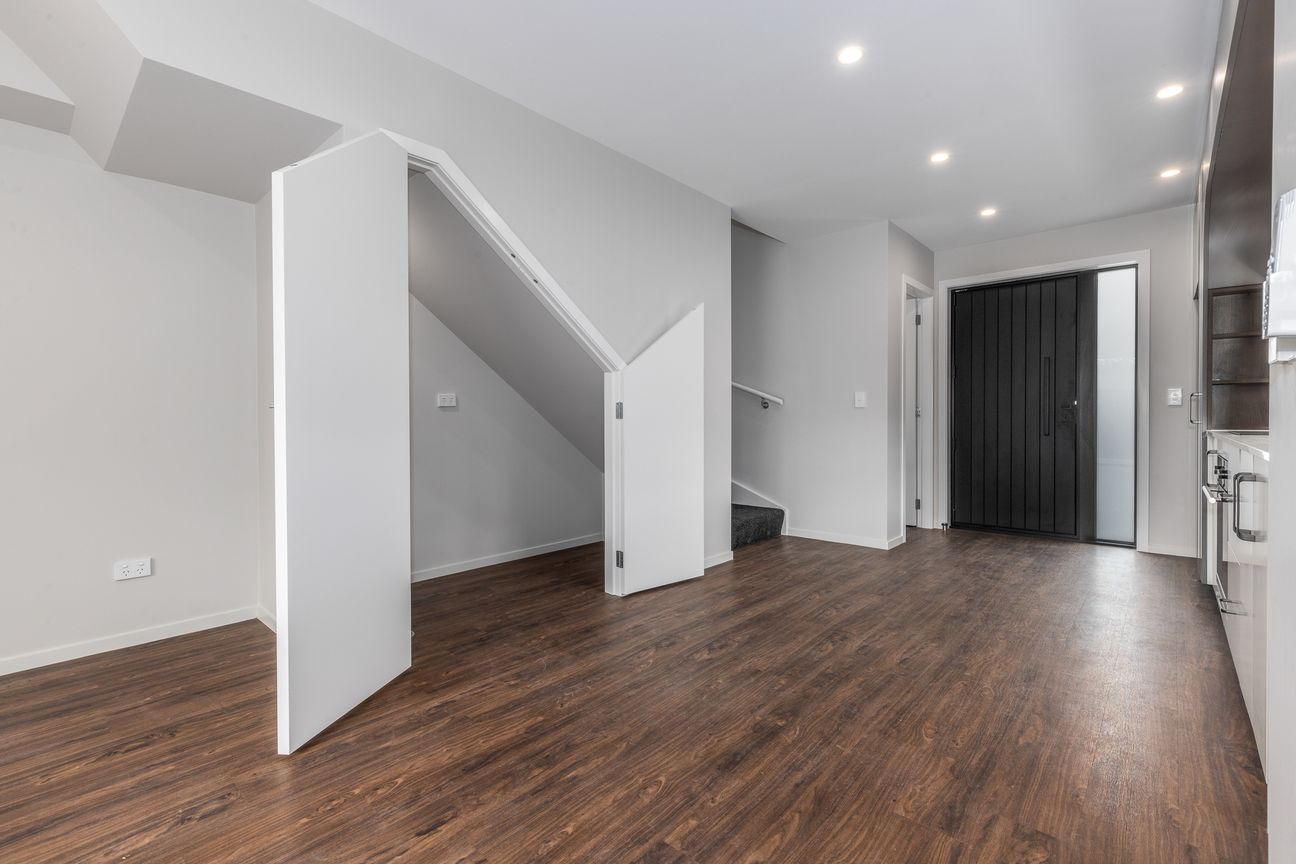 Near-New, Stylish & Ready to Go! - Vista 6