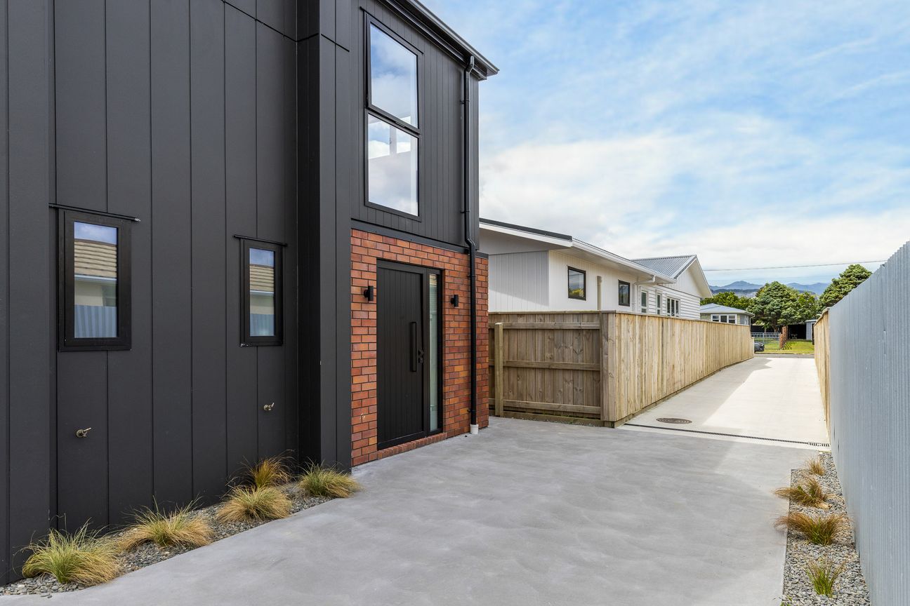 Near-New, Stylish & Ready to Go! - Vista 4