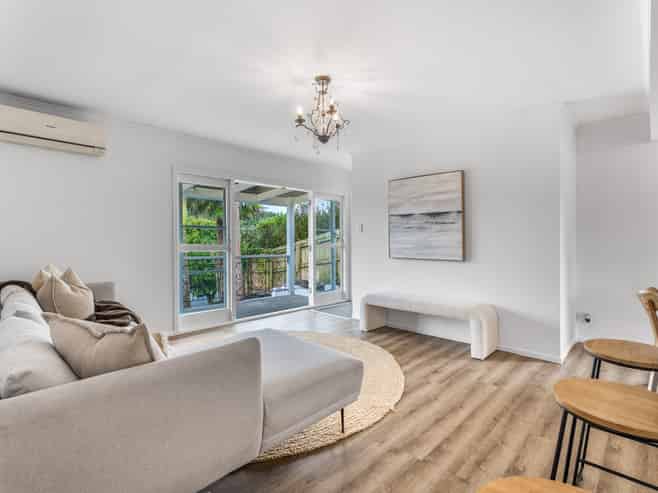 42 Lauderdale Road, Birkdale