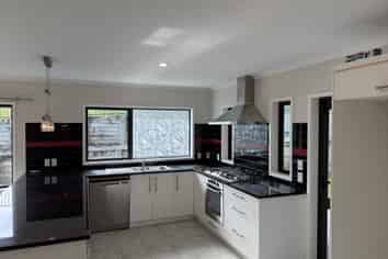 10 Caldera Crescent, Pyes Pa