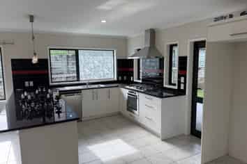 10 Caldera Crescent, Pyes Pa