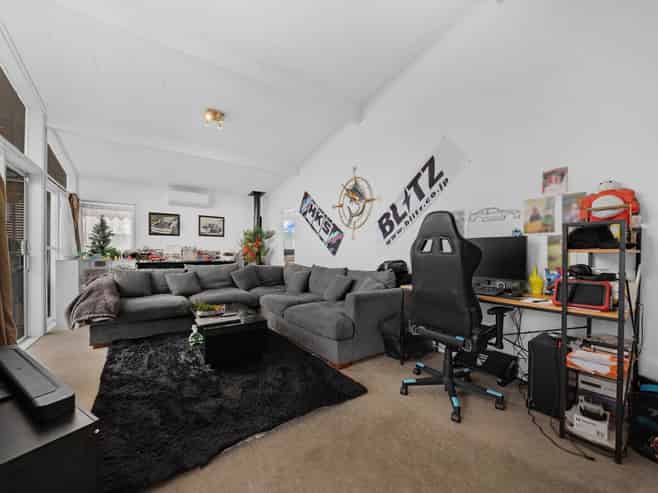 8  Malvina Place, Bucklands Beach