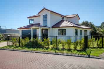 2 Cromarty Place, Papakowhai