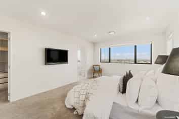 2/11A Parr Terrace, Castor Bay