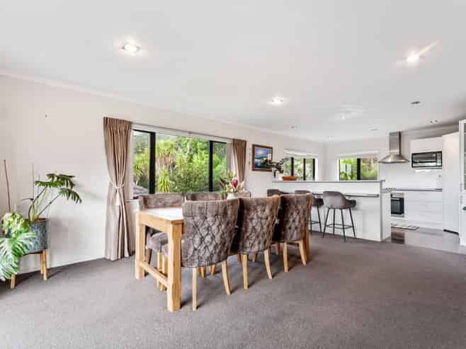 6 Bloomfield Rise, Stanmore Bay