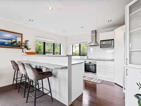 6 Bloomfield Rise, Stanmore Bay