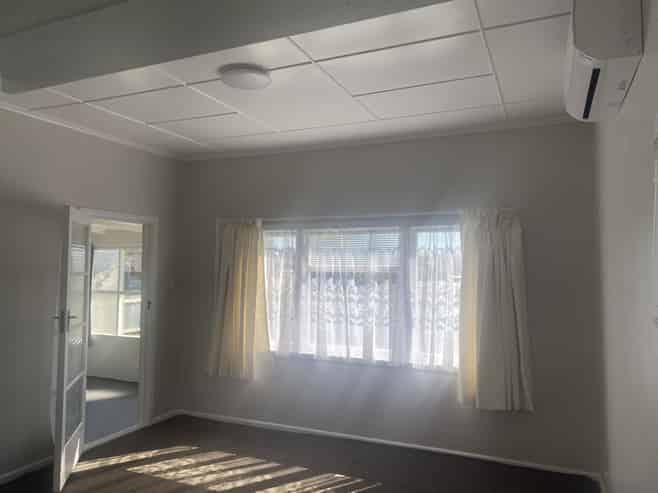 907 Tawa Street, Mahora