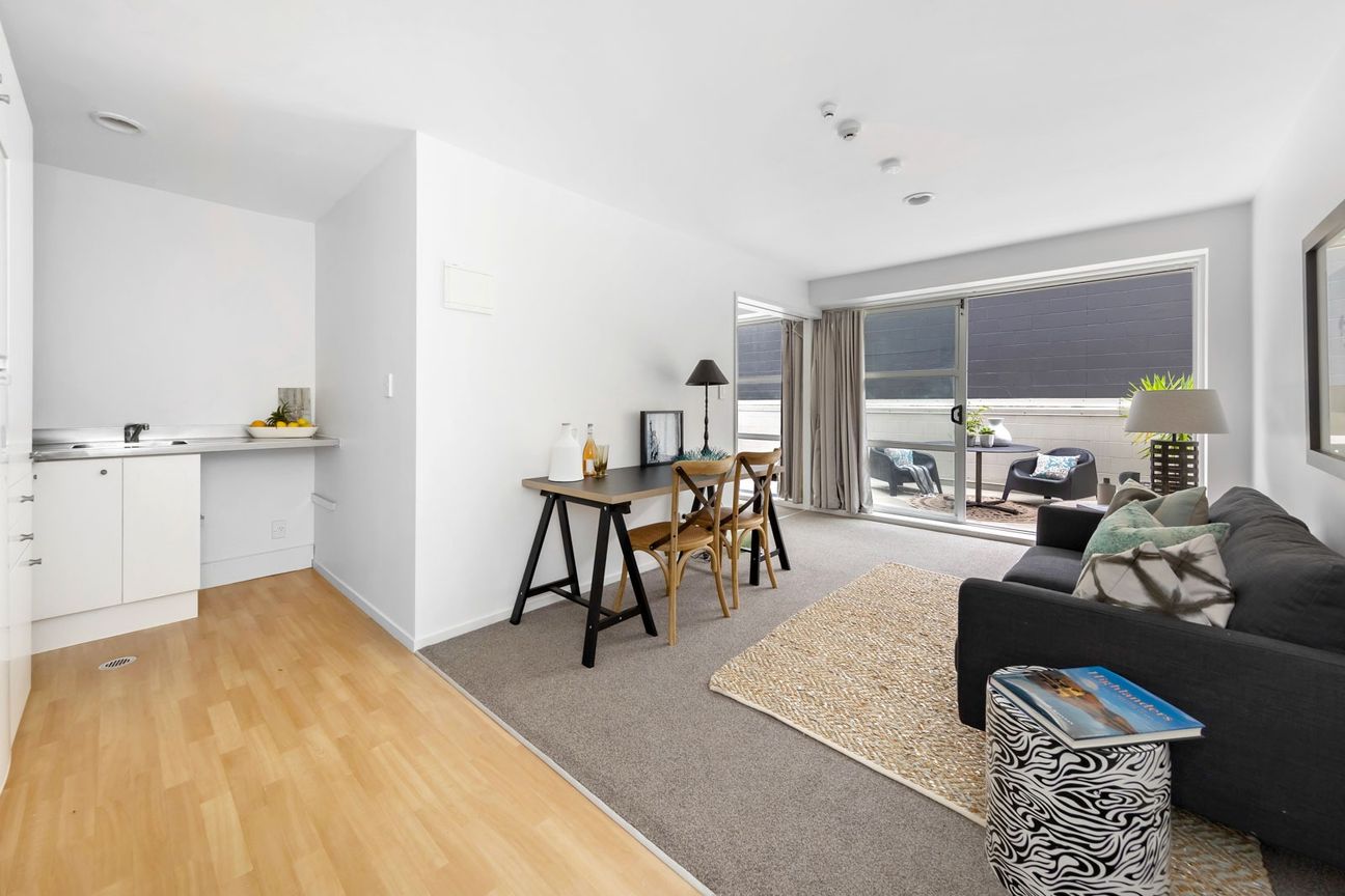 SUN-SOAKED END UNIT IN PRIME LOCATION - Widok 4