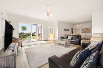 61 Roberta Crescent, Orewa