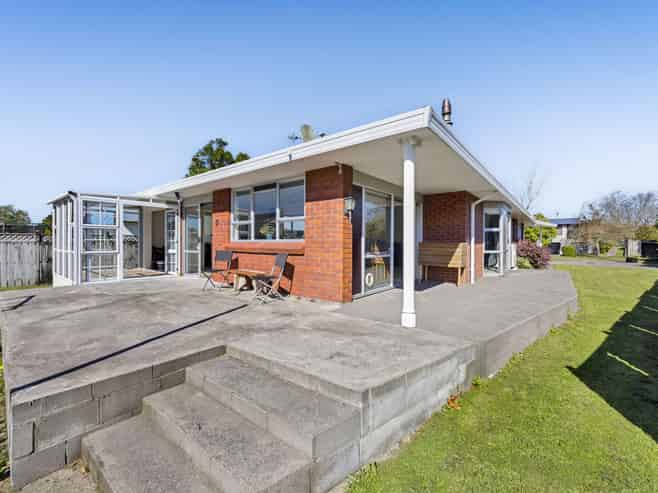 54 Cressida Avenue, Stratford