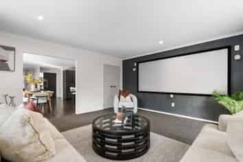 274 Lakes Boulevard, Pyes Pa