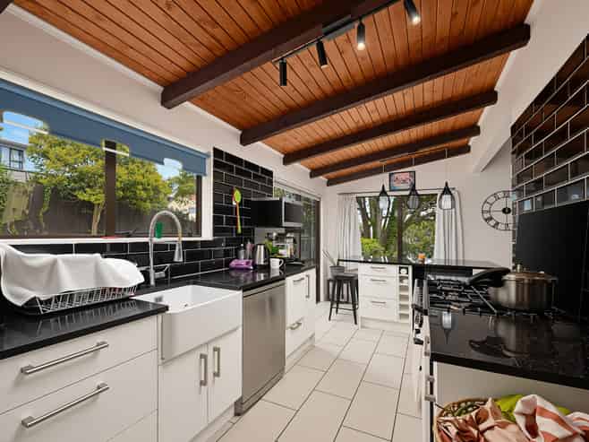 2 Raelene Place, Massey