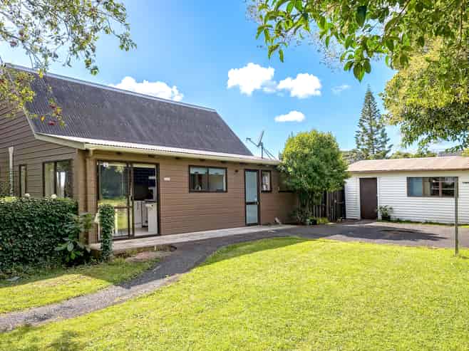 2 Raelene Place, Massey