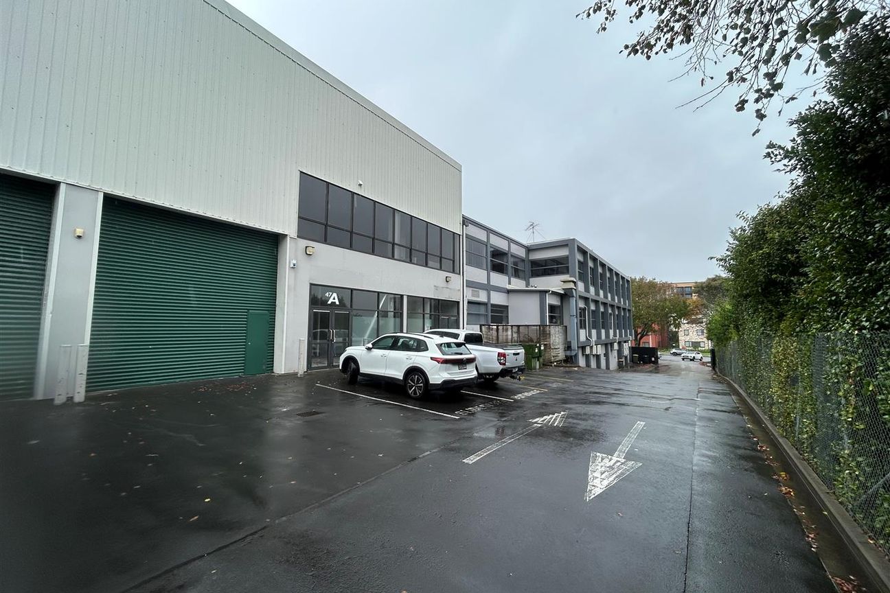 Savills | Refurbished Warehouse Unit - Görünüm 6