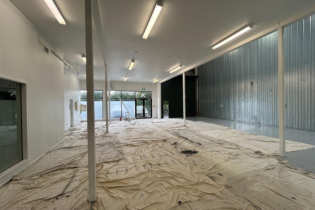 Savills | Refurbished Warehouse Unit - Görünüm 3